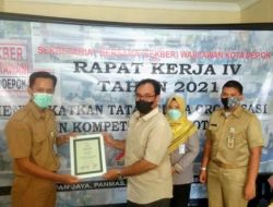 Heru mewakili Direktur RSUD kota Depok menerima piagam penghargaan Ngopi Bareng Sekber yang diserahkan Pantap, Amri Safari