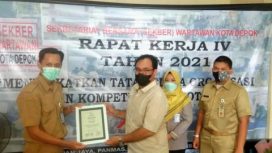 Heru mewakili Direktur RSUD kota Depok menerima piagam penghargaan Ngopi Bareng Sekber yang diserahkan Pantap, Amri Safari