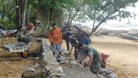 Cegah Abrasi Pantai, Satgas Yonmek 643/Wns dan Warga Bangun Tanggul di Pantai Maludin