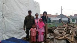 Nasum bersama keluarga hampir dua minggu tinggal ditenda pengungsian.