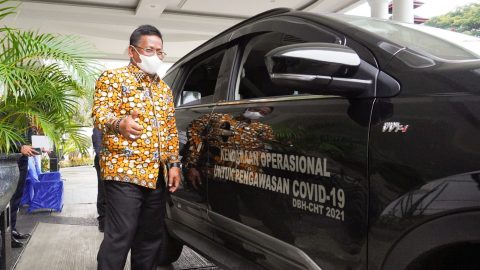 Wali Kota Aceh Serahkan Mobil Operasional untuk Pengawasan COVID-19