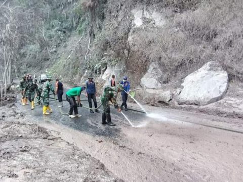 Petugas Bersihkan Jalan Piket Nol untuk Percepat Akses Perbaikan Jembatan Perak