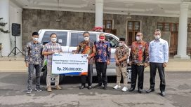Bupati Ciamis Herdiat Sunarya menerima bantuan satu unit mobil ambulans dari BRI Cabang Ciamis Rabu, (01/12/2021).