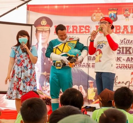 Hibur Anak Korban Semeru di Posko Pengungsian, Anggota Satlantas Polres Jombang jadi Power Rangers