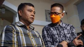 Ayah Vanessa Angel, Doddy Sudrajat (kanan) memberikan keterangan pada media, di rumah duka, di Kembangan, Jakarta Barat, Kamis (4/11). Foto: Jamal Ramadhan/kumparan
