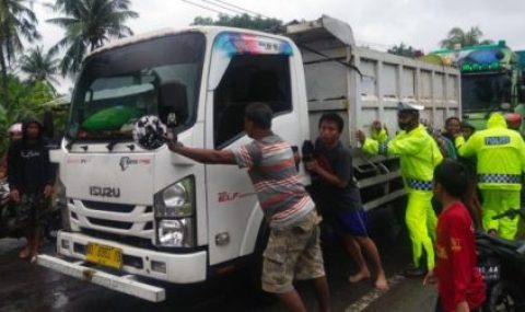 Puluhan Kendaraan Terjebak Banjir di Jalur Poros Jeneponto-Makassar
