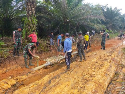 Satgas Yonif 144/JY Laksanakan Karya Bakti Pembenahan Jalan Desa di Perbatasan RI- Malaysia