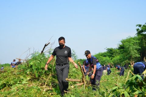 Pompa Semangat Jiwa Korsa, Gubernur AAL Serahkan Mesin Potong Rumput dan Alat Kebersihan