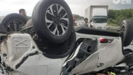 Kondisi mobil Toyota Fortuner yang mengalami kecelakaan di Tol Ngawi, Sabtu (1/1/2022)