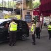 Salah satu titik yang jadi lokasi keberadaan tim vaksinasi bagi pengunjung wisata yang belum vaksin di loket masuk Telaga Sarangan, Magetan, Sabtu (1/1/2022)