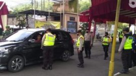 Salah satu titik yang jadi lokasi keberadaan tim vaksinasi bagi pengunjung wisata yang belum vaksin di loket masuk Telaga Sarangan, Magetan, Sabtu (1/1/2022)