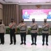 Kapolda Jawa Timur Irjen Pol Nico Afinta memimpin langsung upacara kenaikan pangkat anggota Polda Jatim di gedung Mahameru Mapolda Jatim, Senin (3/1/2022).