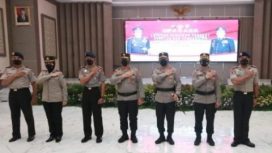 Kapolda Jawa Timur Irjen Pol Nico Afinta memimpin langsung upacara kenaikan pangkat anggota Polda Jatim di gedung Mahameru Mapolda Jatim, Senin (3/1/2022).