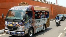 Pemkot Mojokerto melakukan uji coba mobil shuttle untuk  mendukung pengembangan kota Mojokerto sebagai kota wisata berbasis sejarah dan budaya, Senin (3/1/2022).