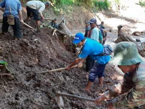 Tagana Kabupaten Kediri Buka Akses Jalan Desa Pasca Longsor