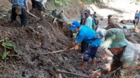 Tagana Kabupaten Kediri  membuka jalan desa yang tertimbun material jalan akses longsor - Dusun, Desa Blimbing, Kecamatan Mojo, Kabupaten Kediri, Senin (3/1/2022).