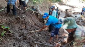 Tagana Kabupaten Kediri  membuka jalan desa yang tertimbun material jalan akses longsor - Dusun, Desa Blimbing, Kecamatan Mojo, Kabupaten Kediri, Senin (3/1/2022).