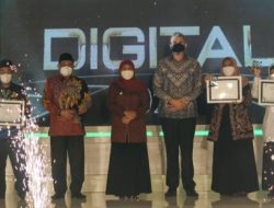 Gubernur Khofifah saat menghadiri Anugerah Inovasi Madrasah Digital Jawa Timur 2021 di Hotel Vasa Surabaya, Senin (3/1/2022).