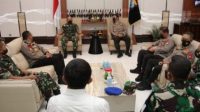 Kapolda Jawa Timur, Irjen Pol Nico Afinta, saat menerima kunjungan kehormatan Pangdam V/ Brawijaya Mayjen TNI Nurchahyanto.,M.Sc di Ruang kerja Kapolda Jatim, Senin (3/1/2022).