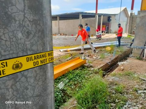 Unit Inafis Polres Tulungagung Bersama Polsek Kalangbret dan Tim Medis, Olah TKP Kecelakaan Kerja di Desa Batangsaren