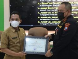 Bupati Lumajang Thoriqul Haq, saat memberikan apresiasi dan  penghargaan kepada Tim penanganan identifikasi korban bencana APG Gunung Semeru