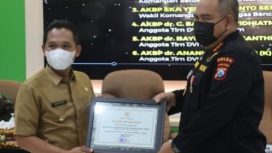 Bupati Lumajang Thoriqul Haq, saat memberikan apresiasi dan  penghargaan kepada Tim penanganan identifikasi korban bencana APG Gunung Semeru