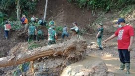 BPBD Kabupaten Kediri bersama organisasi perangkat daerah mengerahkan alat berat untuk membuka askses jalan menuju Dusun Semoyo. Selasa (4/1/2022)