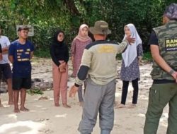 Tim gabungan BBKSDA Jatim dan PROFAUNA Indonesia berusaha persuasif menghalau wisatawan yang masuk ke pulau Sempu untuk kembali ke Pantai Sendangbiru Malang.