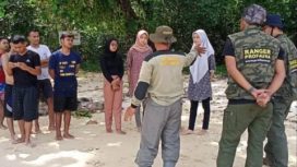 Tim gabungan BBKSDA Jatim dan PROFAUNA Indonesia berusaha persuasif menghalau wisatawan yang masuk ke pulau Sempu untuk kembali ke Pantai Sendangbiru Malang.