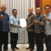 Kepala Dinas Pendidikan Jatim Wahid Wahyudi, saat penandatangan Form Ketum ISSI masa bhakti 2022 -2026.dib gedung Grahadi Surabaya. Selasa (4/1/2022).