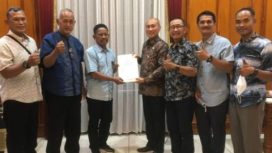 Kepala Dinas Pendidikan Jatim Wahid Wahyudi, saat penandatangan Form Ketum ISSI masa bhakti 2022 -2026.dib gedung Grahadi Surabaya. Selasa (4/1/2022).
