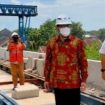 Kepala Dinas PU Bina Marga Jatim Edi Tambeng Wijaya, saat  meninjau progres pembangunan jembatan Ploso Baru Jombang.Rabu (5/1/2022).
