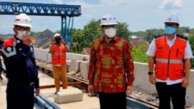 Kepala Dinas PU Bina Marga Jatim Edi Tambeng Wijaya, saat  meninjau progres pembangunan jembatan Ploso Baru Jombang.Rabu (5/1/2022).