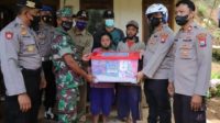 Kapolres Kediri Kota AKBP Wahyudi S.I.K., M.H meninjau langsung lokasi bencana banjir dan tanah longsor yang menerjang Desa Blimbing Kecamatan Mojo Kabupaten Kediri.