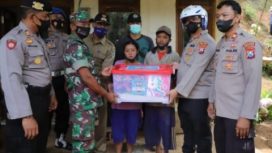 Kapolres Kediri Kota AKBP Wahyudi S.I.K., M.H meninjau langsung lokasi bencana banjir dan tanah longsor yang menerjang Desa Blimbing Kecamatan Mojo Kabupaten Kediri.