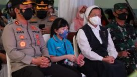 Kapolda Jatim, Irjen Pol Nico Afinta didampingi Kapolrestabes Surabaya, Kombes Pol Yusep saat menghadiri vaksinasi anak di Surabaya.