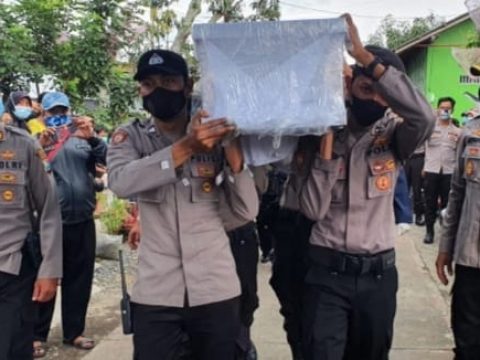 Aparat Kepolisian Kawal Kedatangan Jenazah Korban Kapal Tenggelam