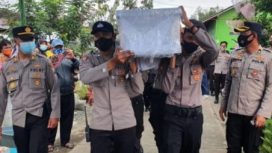 Kedatangan jenazah, mendapat pengawalan dari aparat Kepolisian dari Polda Jatim, Polresta Sidoarjo dan Polres Lumajang dengan menggunakan ambulan milik Polda Jatim.