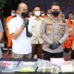 Kapolresta Malang Kota  saat menggelar konferensi pers hasil  penangkapan jaringan pengedar narkoba dengan inisial MRD (24) warga Kelurahan Gadang Kecamatan Sukun Kota Malang Kamis beserta barang bukti Narkoba seberat 2,6 kg  di halaman Polres Kota Malang (06/01/2022).