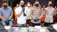 Kapolresta Malang Kota saat menggelar konferensi pers hasil penangkapan jaringan pengedar narkoba dengan inisial MRD (24) warga Kelurahan Gadang Kecamatan Sukun Kota Malang Kamis beserta barang bukti Narkoba seberat 2,6 kg di halaman Polres Kota Malang (06/01/2022).