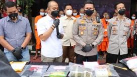 Kapolresta Malang Kota  saat menggelar konferensi pers hasil  penangkapan jaringan pengedar narkoba dengan inisial MRD (24) warga Kelurahan Gadang Kecamatan Sukun Kota Malang Kamis beserta barang bukti Narkoba seberat 2,6 kg  di halaman Polres Kota Malang (06/01/2022).