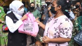 Gubernur Jawa Timur Khofifah Indar Parawansa saat operasi pasar minyak goreng di Halaman TK Al Ahmad, Magersari, Kabupaten Sidoarjo, Kamis (6/1/2021).