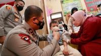 Wakapolda Jatim ,Brigjen Pol.Hadi Supraptoyo  bersama PJU Polda Jatim saat pelaksanaan vaksinasi anak di SD Takmiriyah Surabaya