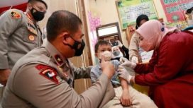 Wakapolda Jatim ,Brigjen Pol.Hadi Supraptoyo  bersama PJU Polda Jatim saat pelaksanaan vaksinasi anak di SD Takmiriyah Surabaya