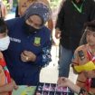 Walikota Mojokerto, Ika Puspitasari, saat membagikan kacamata gratis bagi pelajar Sekolah Dasar (SD) warga Kelurahan Wates Kecamatan Magersari, Mojokerto.
