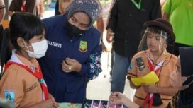 Walikota Mojokerto, Ika Puspitasari, saat membagikan kacamata gratis bagi pelajar Sekolah Dasar (SD) warga Kelurahan Wates Kecamatan Magersari, Mojokerto.