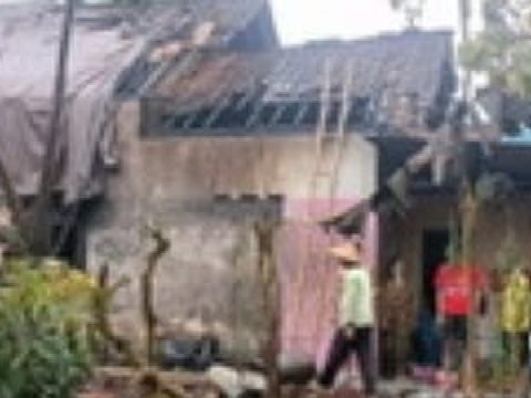 KSB Sumbreng dan Tagana Munjungan Trenggalek Salurkan Bantuan untuk Korban Kebakaran
