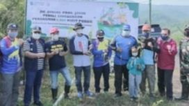 Dinas Sosial Provinsi Jawa Timur , melakukan penanaman 1.500 bibit pohon di Kabupaten Nganjuk, Sabtu (8/1).