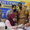 Kapolresta Sidoarjo Kombes Pol Kusumo Wahyu Bintoro meninjau langsung vaksinasi anak usia 6-11tahun di SDN Cemeng Bakalan 2.Senin (10/1/2022).