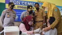Kapolresta Sidoarjo Kombes Pol Kusumo Wahyu Bintoro meninjau langsung vaksinasi anak usia 6-11tahun di SDN Cemeng Bakalan 2.Senin (10/1/2022).